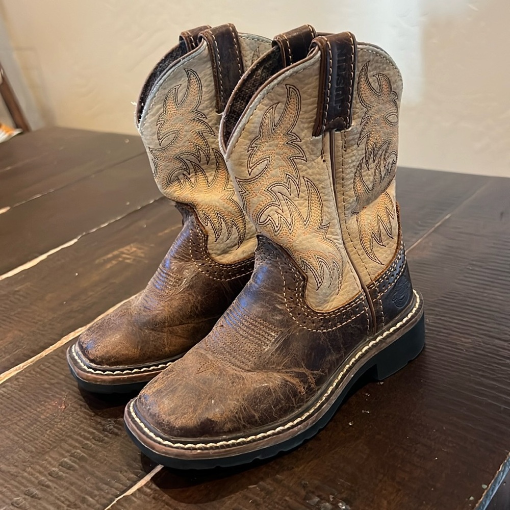 Nice worn toddler cowboy boots. Size 9 1/2 D.